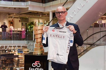Andrea Cipolloni, ceo di Eataly, con la Maglia Bianca del Giro d'Italia