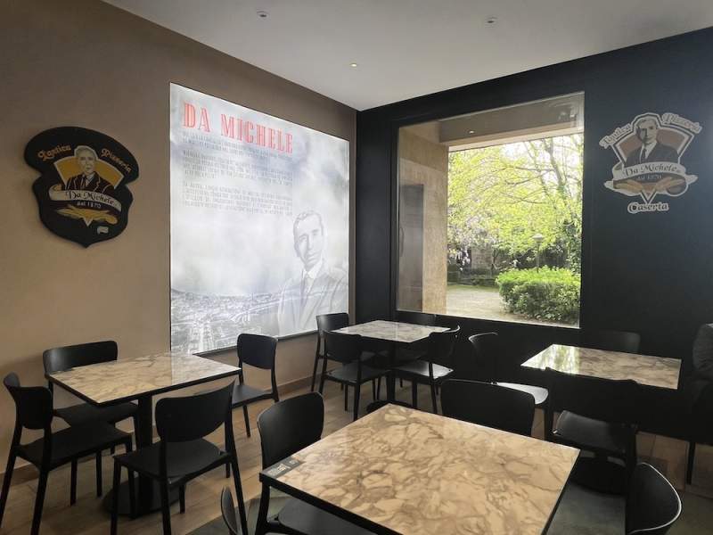 L'interno del nuovo locale dell'Antica Pizzeria da Michele a Caserta