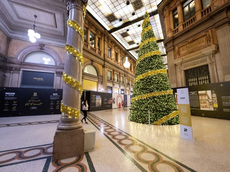 L'albero di Natale all'interno della Galleria Alberto Sordi a Roma