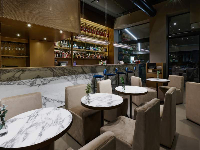 L'interno de Il Bar del Gruppo Obicà in via Mercato 28 a Milano