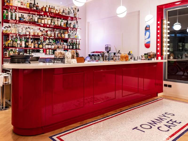 Il bancone del nuovo Tommy's Cafe, naturale estensione food&beverage del punto vendita Tommy Hilfiger a Milano