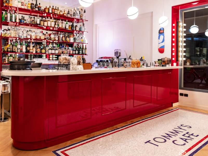 Il bancone del nuovo Tommy's Cafe, naturale estensione food&amp;beverage del punto vendita Tommy Hilfiger a Milano