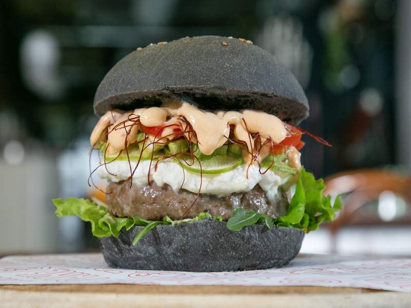 Il Cornuto, l'irriverente hamburger con maialino iberico, pane total black e ingredienti afrodisiaci di Pane &amp; Trita