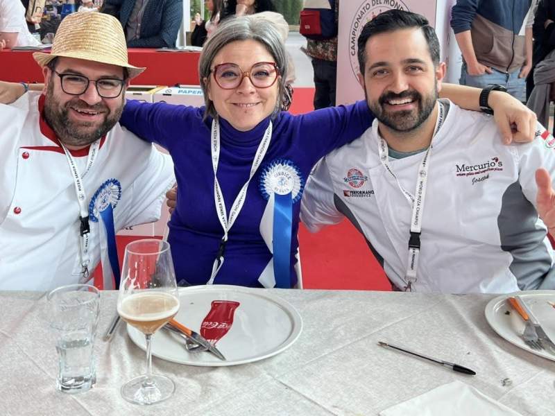 Al centro, la giurata di Pizzikotto Paola Macrì durante il Campionato del Mondo di Pizza Senza Frontiere 2023