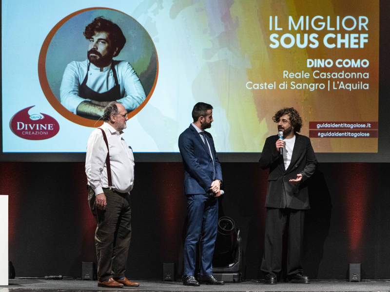 A dx, Dino Como vincitore del premio &quot;Migliore sous chef&quot; consegnato da Surgital