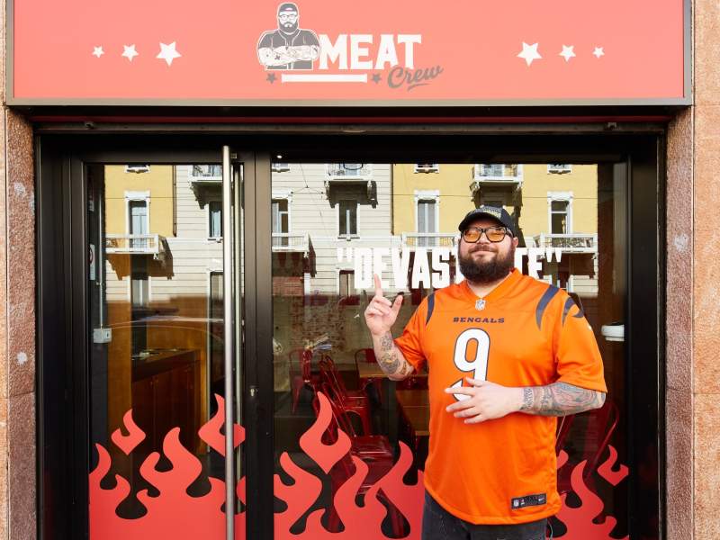 Lo youtuber Mocho davanti al primo locale di Meat Crew a Milano