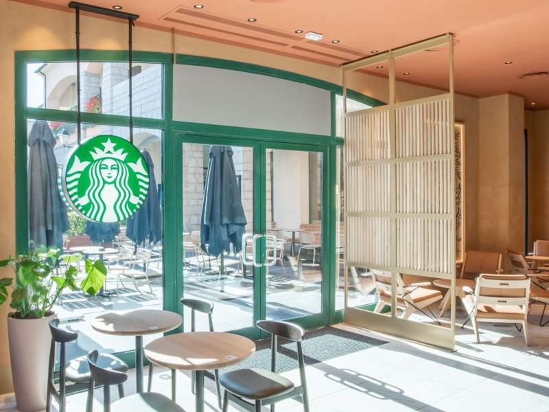 L'entrata del nuovo Starbucks a La Reggia Designer Outlet di Marcianise