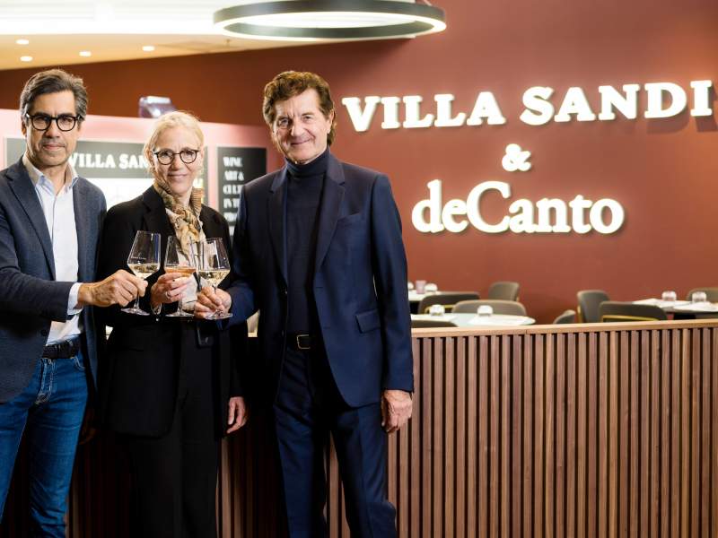 In alto i calici all'aeroporto di Venezia dove ha aperto il nuovo winebar firmato Villa Sandi
