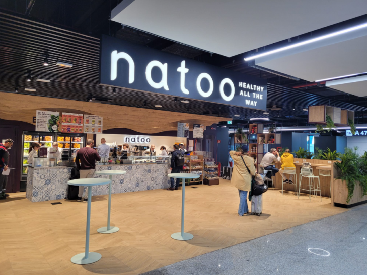 Il punto vendita Natoo realizzato da Augusto Contract per Lagardère Travel Retail all'aeroporto di Roma Fiumicino