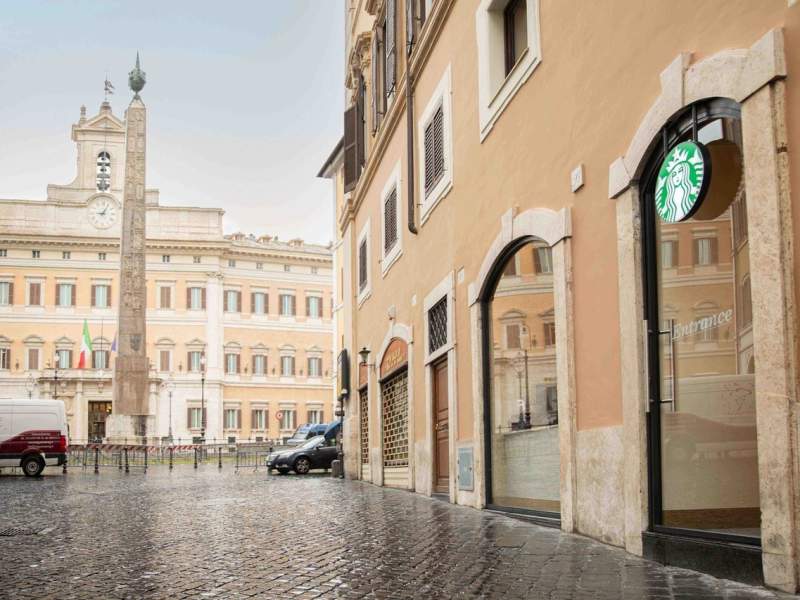 La Sirena di Starbucks conquista piazza Montecitorio a Roma: primo store nella Capitale