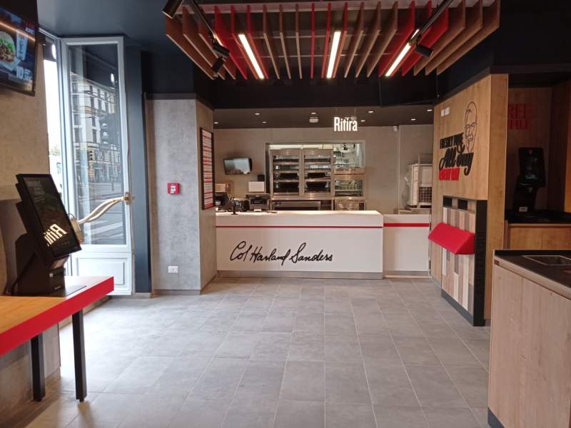 L'ingresso del nuovo ristorante KFC Italia in piazza 24 Maggio a Milano