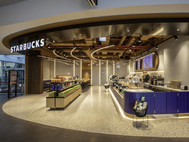Il nuovo punto vendita Starbucks in Stazione Termini a Roma, vista binari