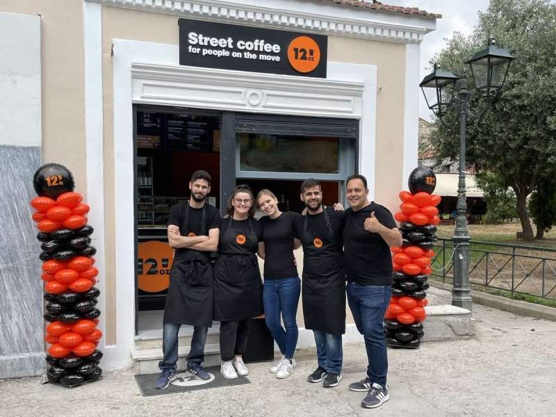 Il team del punto vendita 12oz di Atene, il primo all'estero