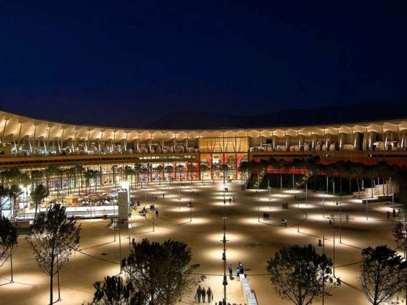 La piazza centrale del Centro commerciale Vulcano Buono di Nola