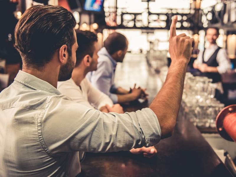 In bar, ristoranti e locali mancano 124mila lavoratori per il mese di giugno secondo Fipe