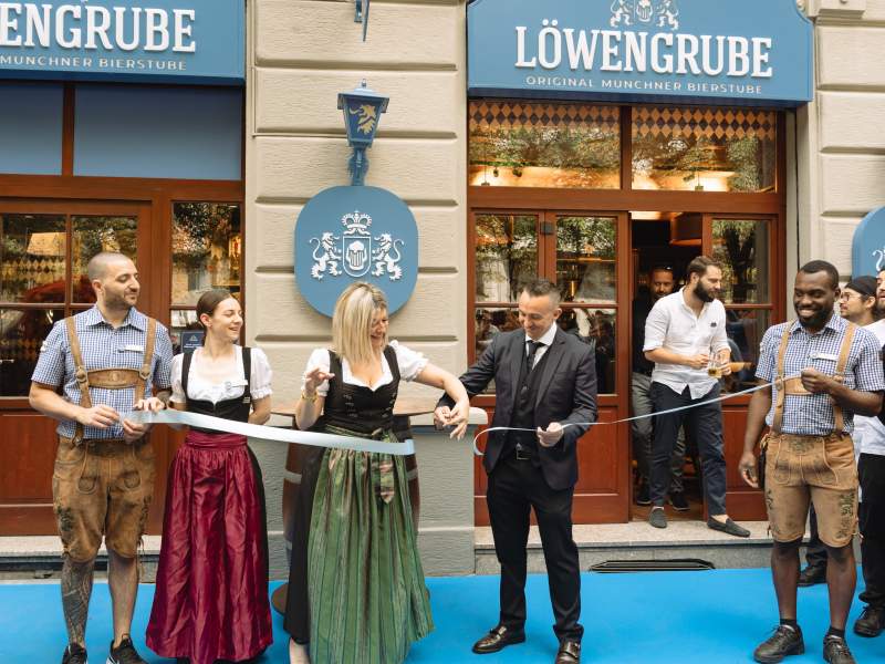 Al centro, Monica Fantoni e Pietro Nicastro durante il taglio nastro del 31° locale Löwengrube 