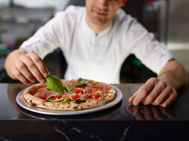 Dalle salse alle verdure, i topping di Menù guarniscono le tonde dell'Accademia nazionale della pizza Doc