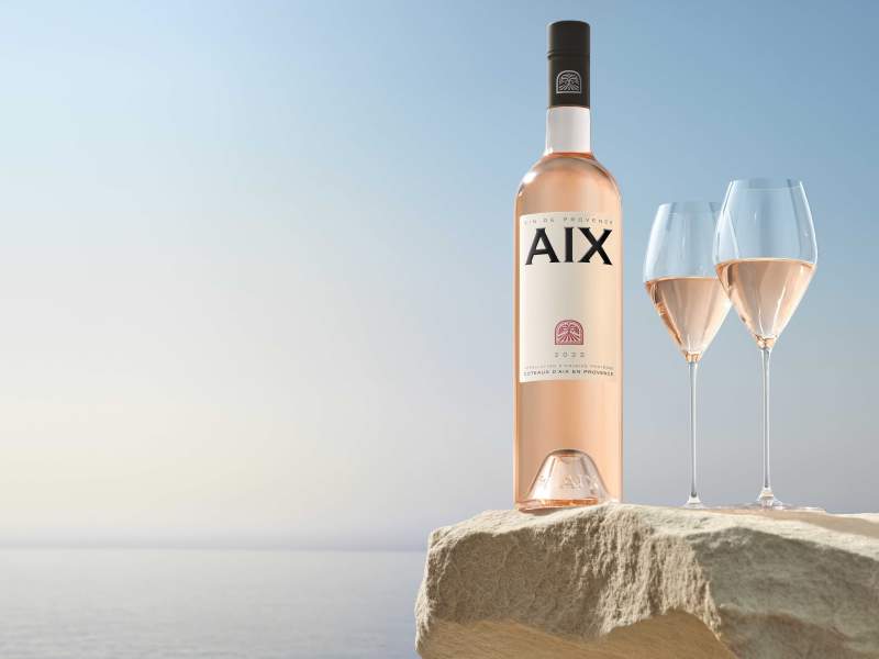 Una bottiglia di AIX Rosé con i calici "Veloce" nel catalogo Sarzi Amadè