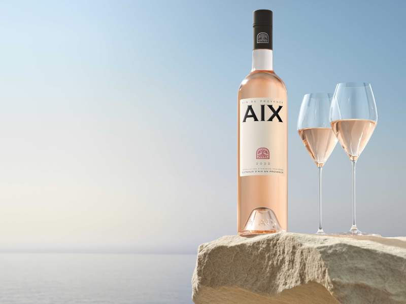 Una bottiglia di AIX Rosé con i calici &quot;Veloce&quot; nel catalogo Sarzi Amadè