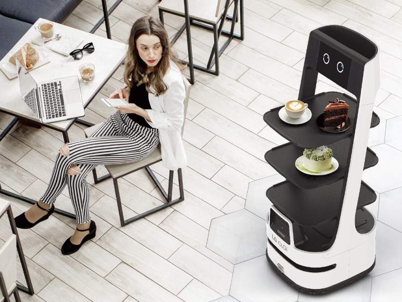 Un robot della serie LG CLOi ServeBot in azione