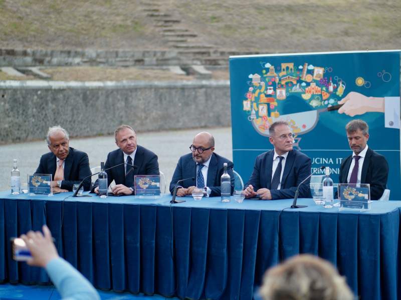 Un momento della cerimonia di svelamento del logo dedicato alla Cucina Italiana patrimonio Unesco