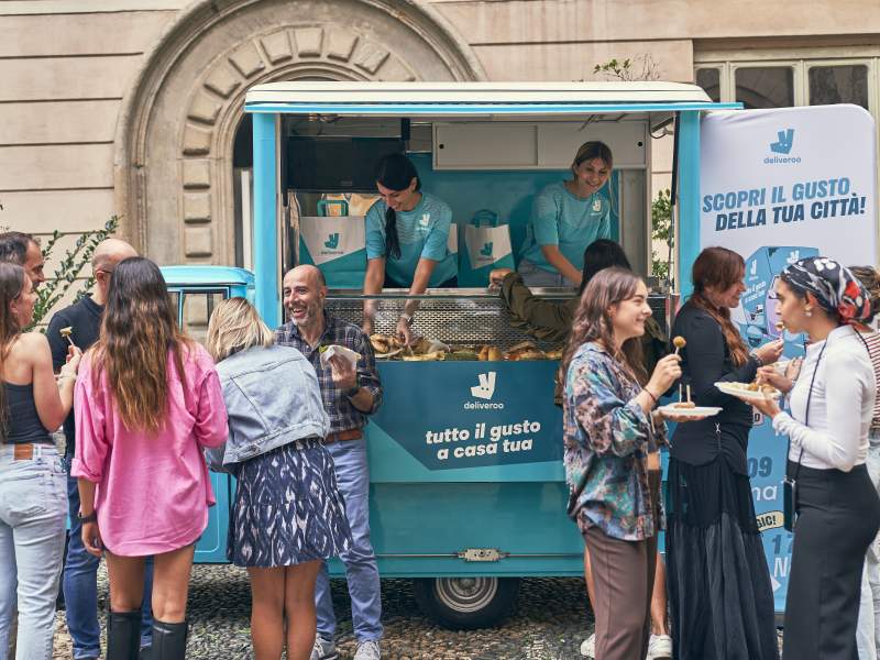 L'apecar di Deliveroo pronta a girare l'Italia per la campagna &quot;Tutto il gusto a casa tua&quot;.