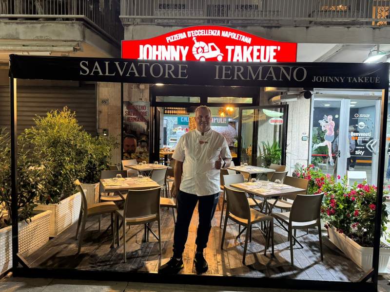 Il maestro Salvatore Iermano di fronte alla nuova pizzeria Johnny Take Uè di Napoli