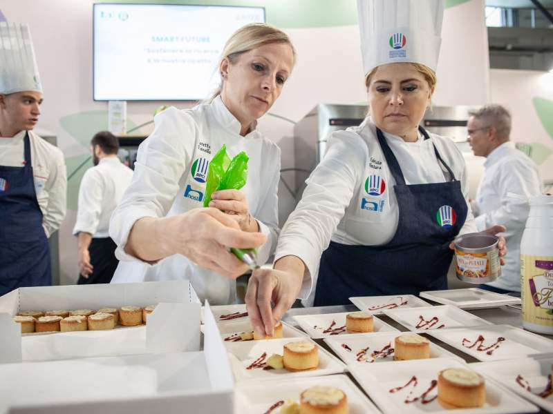 Cuochi professionisti di Apci all'opera durante HostMilano (credits: Carlo Fico)