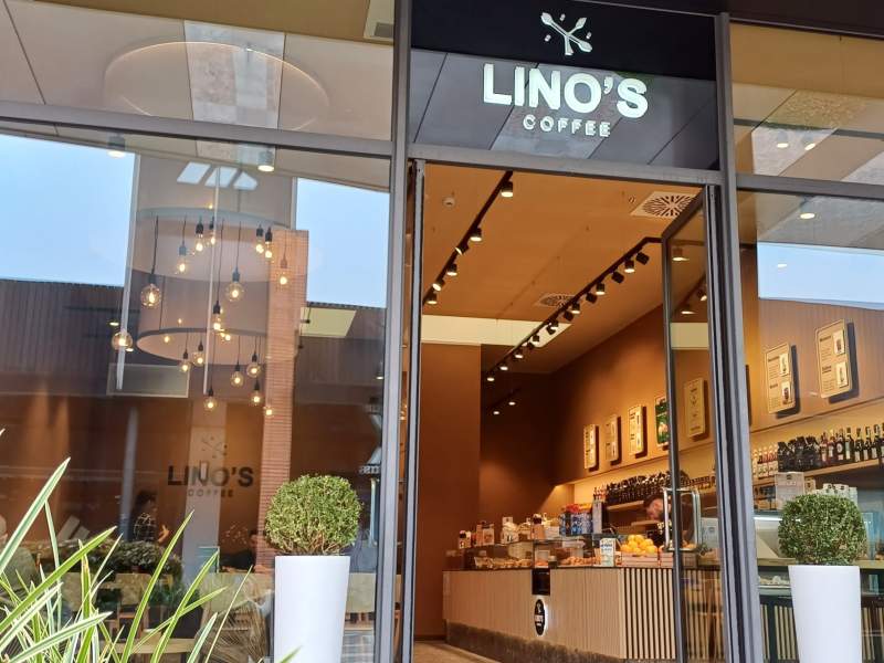 L'ingresso di Lino's Coffee al Vicolungo The Style Outlets