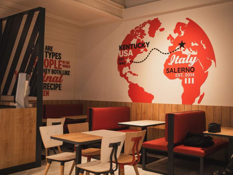 L'interno dell'80° punto vendita KFC in Italia (a Salerno)