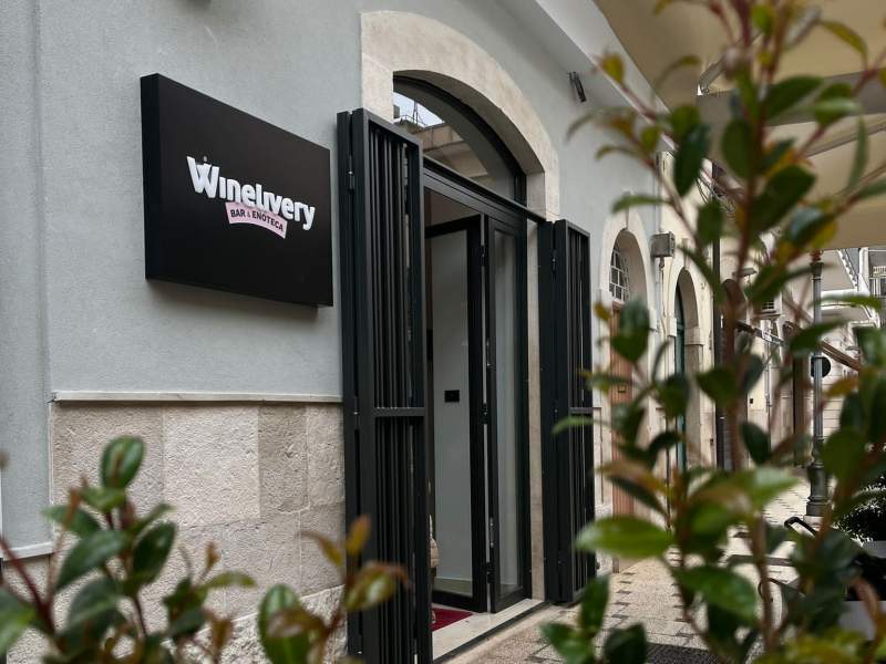 L'ingresso del nuovo Winelivery BAr&Enoteca di Andria