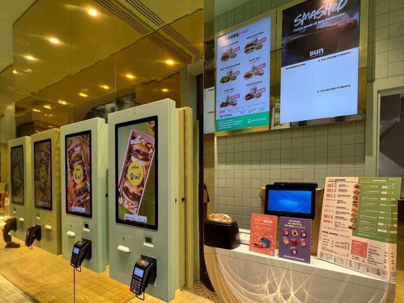 I kiosk per il self ordering all'interno del nuovo punto vendita Bun Burgers a Milano