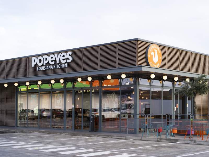Un punto vendita Popeyes, insegna dedicata al pollo e alla cucina Cajun