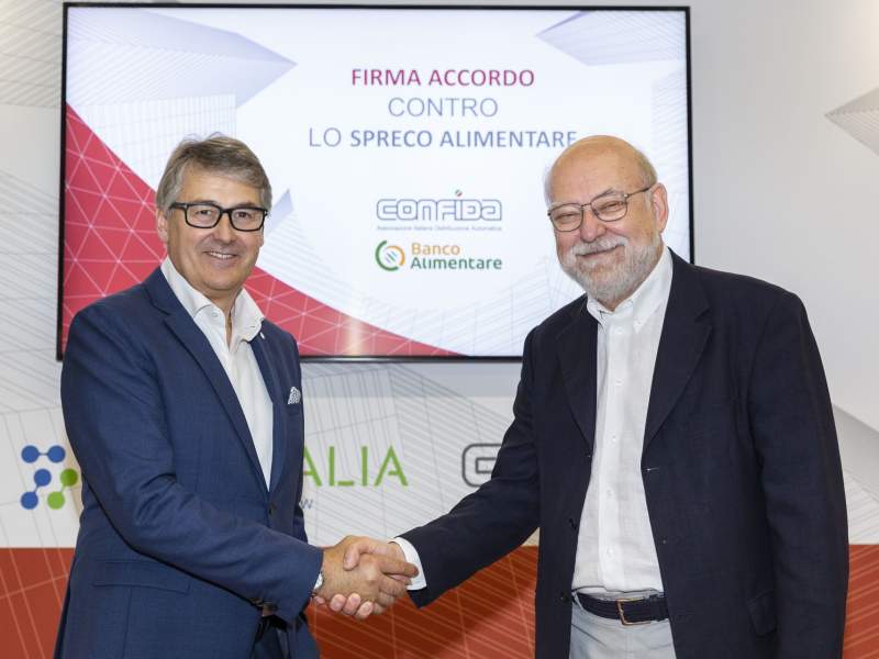 Da sinistra, Massimo Trapletti (presidente Confida) e Giovanni Bruno (presidente Banco Alimentare)