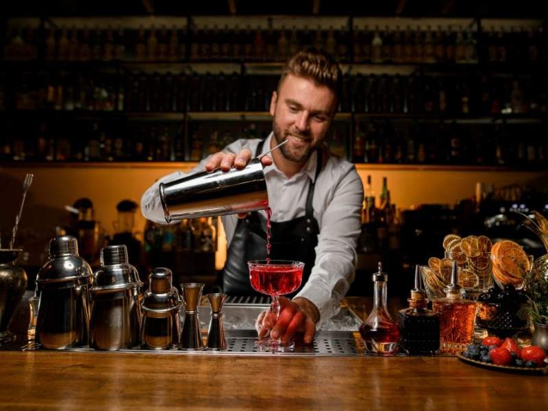 Secondo CGA by Niq, il 76% dei bartender si prodiga nel consigliare drink e cocktail ai clienti durante il proprio turno