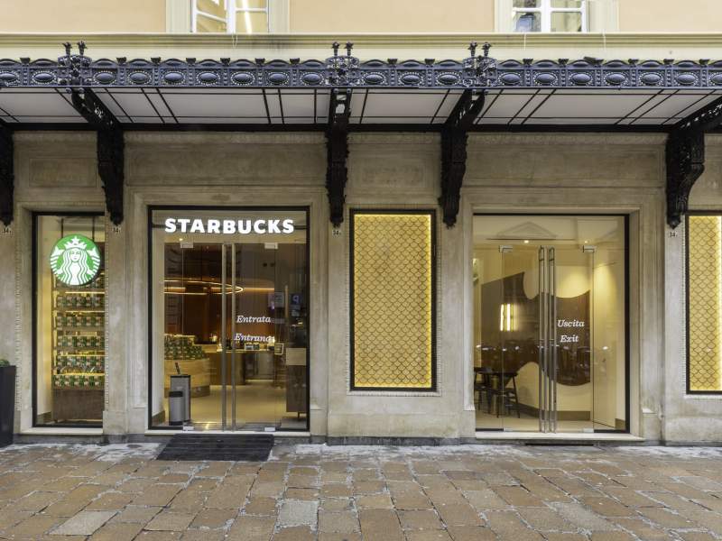 L'entrata del nuovo Starbucks di Bologna