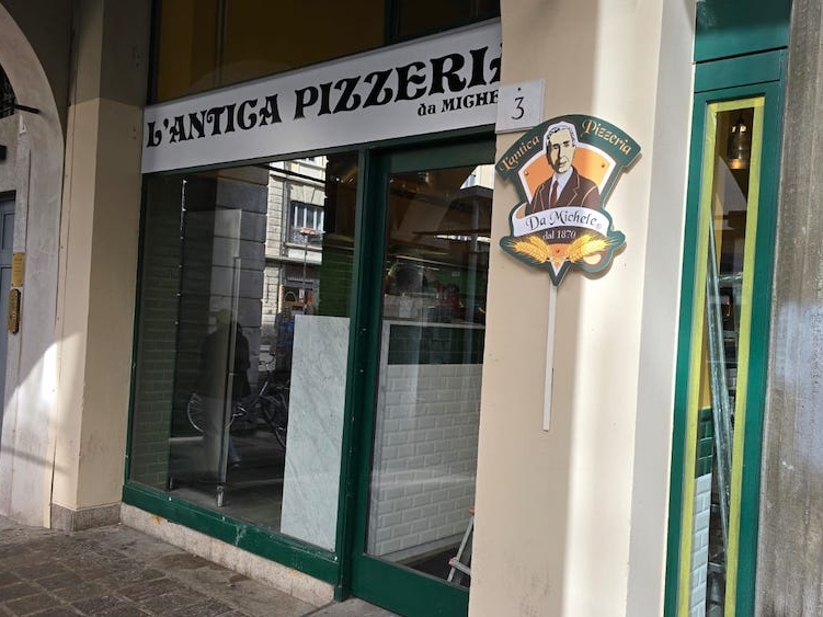 L'ingresso del 50° punto vendita dell'Antica Pizzeria Da Michele a Como