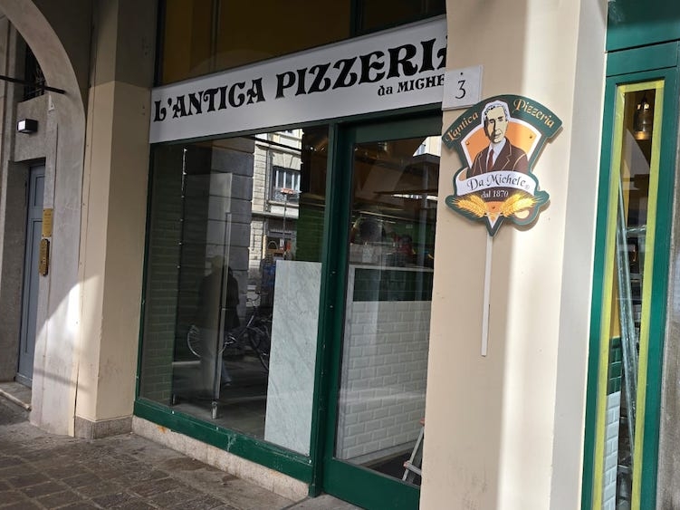 L'ingresso del 50° punto vendita dell'Antica Pizzeria Da Michele a Como