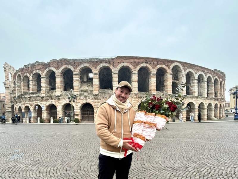 Tommaso Mazzanti con un mazzo di rose e schiacciate a Verona, dove ha aperto il 23° punto vendita de All'Antico Vinaio