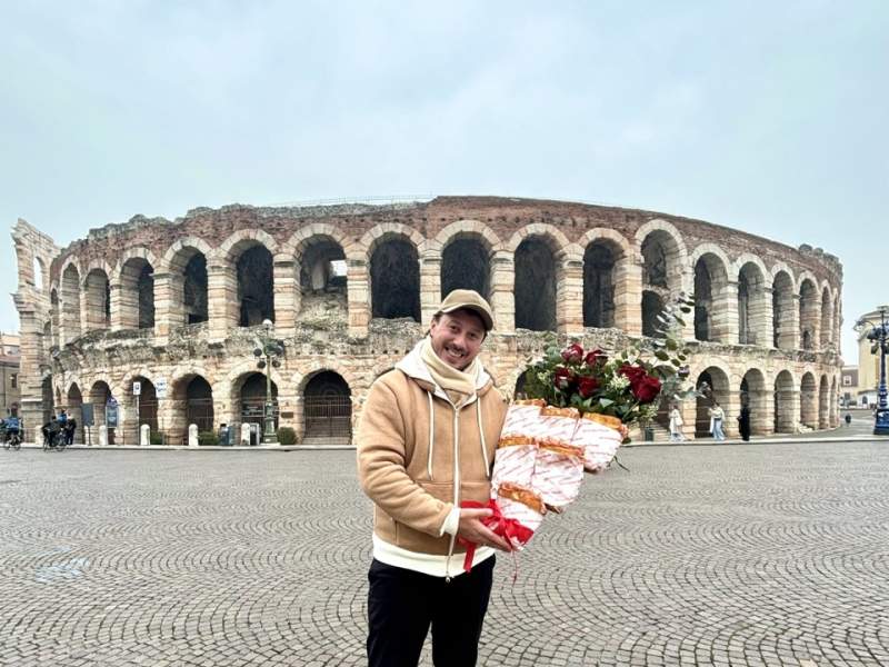 Tommaso Mazzanti con un mazzo di rose e schiacciate a Verona, dove ha aperto il 23° punto vendita de All'Antico Vinaio