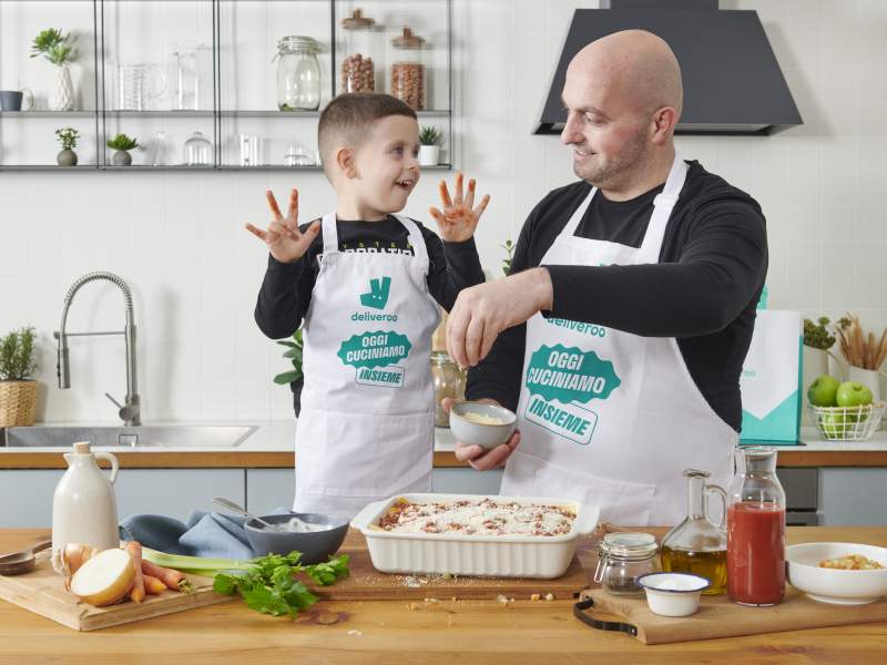 Secondo la ricerca Deliveroo-SWG, la migliora accoppiata in cucina è padri-figli