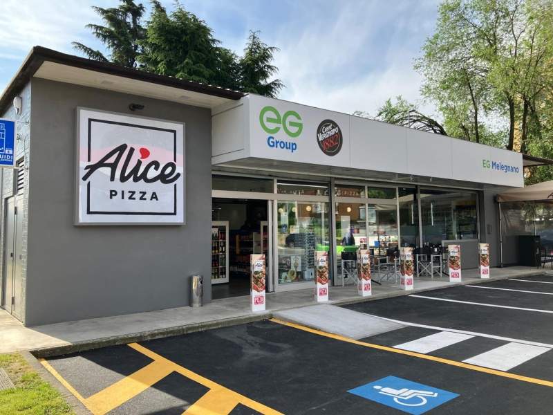 Il punto vendita franchising di Alice Pizza a Melegnano in un'area di servizio EG Italia