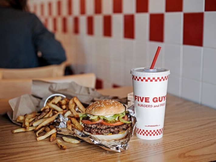 A Firenze, Five Guys porta tutto il gusto del suo menu: dall'hamburger al milkshake con il bacon