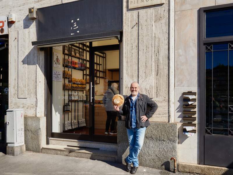 Davide Longoni davanti al suo nuovo "panificio di quartiere" in piazza Piemonte a Milano