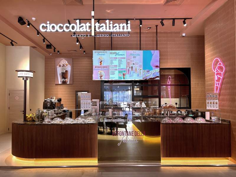 Il bancone del nuovo locale Cioccolatitaliani a Skopje in Macedonia