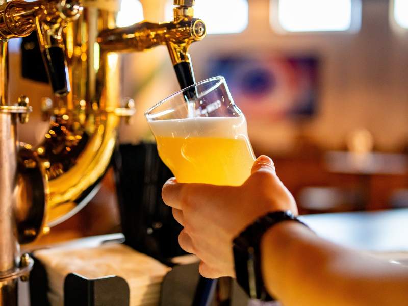 Secondo il report AssoBirra, nel 2023 sono stati consumati in bar, ristoranti e pizzerie circa 8 milioni di ettolitri di birra