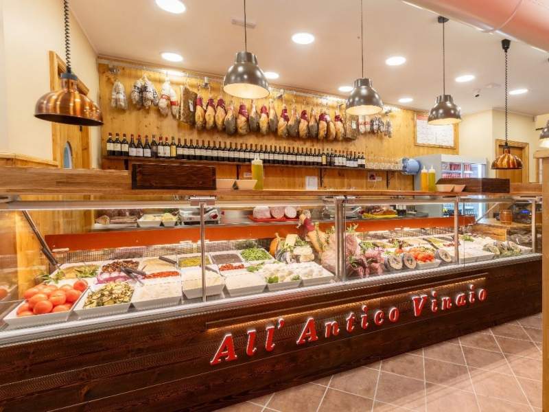 L'iconico bancone de All'Antico Vinaio