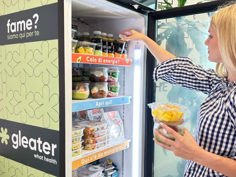 Uno smart fridge di Gleater, il brand per il vending aziendale di Pellegrini