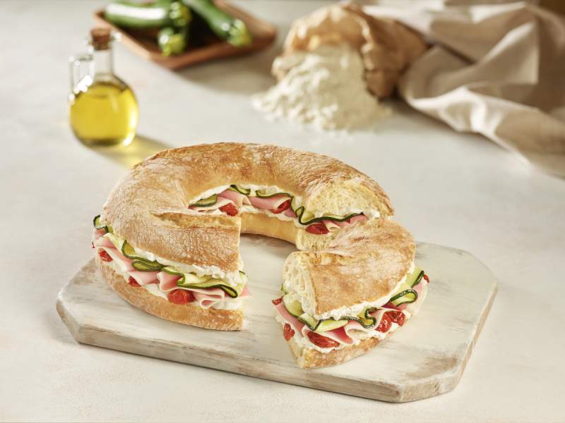 GourmAut, il nuovo panino di Autogrill, con Prosciutto Praga, zucchine, Robiola di Bufala e pomodorini secchi