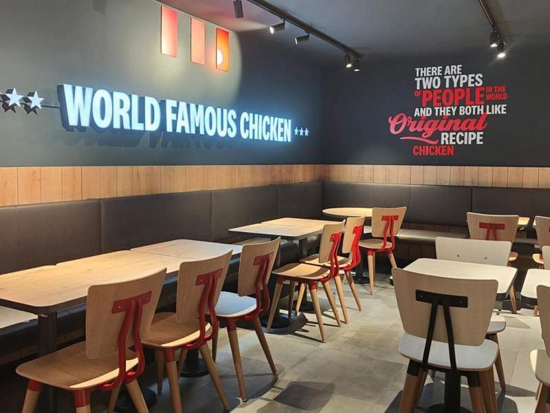 La sala del nuovo KFC di Livorno (100 posti a disposizione all'interno)